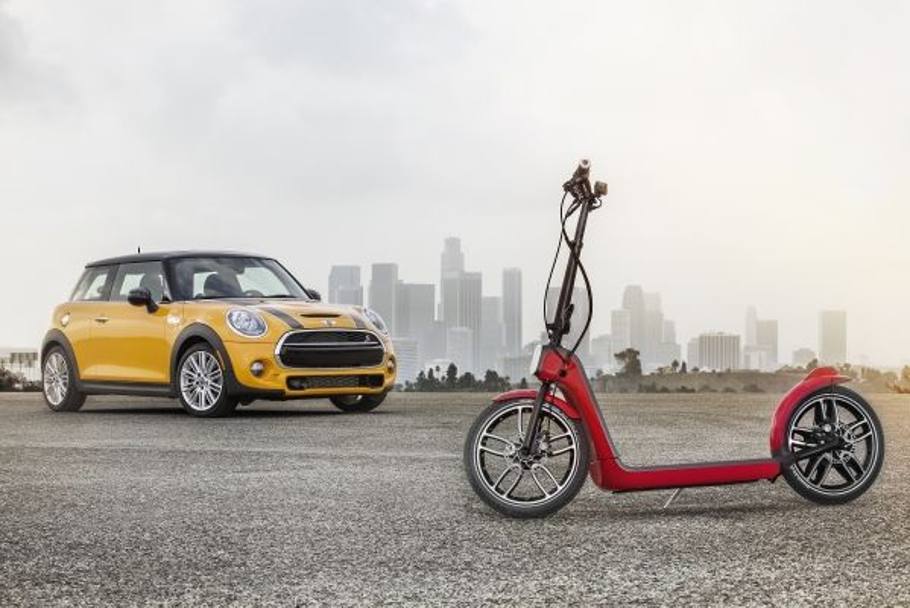 Al Salone di Los Angeles Mini ha presentato una concept a due ruote.  il Citysurfer, monopattino elettrico pieghevole